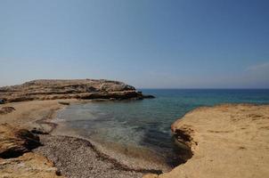 spiaggia di koumbara nell'isola di ios, in grecia foto