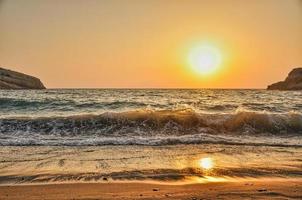 tramonto sulla spiaggia di matala, creta foto