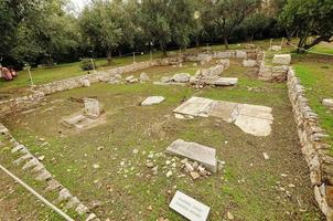 il tempio di zeus olimpico e acropolois ad Atene, in Grecia foto