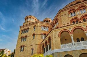 chiesa di agios nektarios nell'isola di egina al mattino, in grecia foto