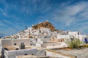 mulino a vento a chora nell'isola di ios della grecia foto