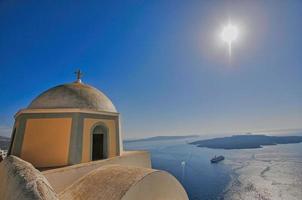 chiesa greco-ortodossa blu e bianca con cupole e croci dorate foto