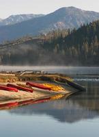 noleggio kayak barche a remi barche a remi lago incontaminato di montagna foto