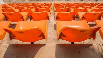 davanti ai sedili arancioni dello stadio