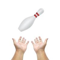 mano che tiene birillo da bowling su sfondo bianco foto