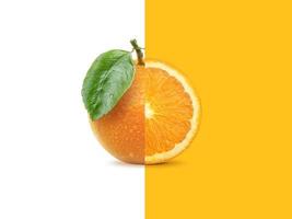 layout creativo fatto di frutta arancione. disteso. concetto di cibo foto