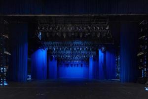 interno di una sala da concerto o di un teatro per conferenze bianche con scena blu foto