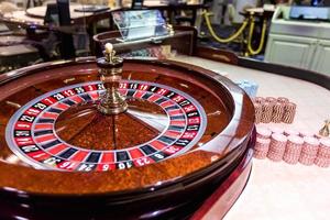 gettoni da gioco su una roulette da tavolo da gioco foto