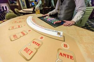 fiches e carte da gioco su una roulette da tavolo da gioco foto