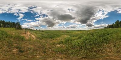 panorama completo a 360 gradi senza soluzione di continuità in proiezione equidistante sferica equirettangolare. vista panoramica in un campo in una bella giornata con belle nuvole. sfondo per contenuti di realtà virtuale foto