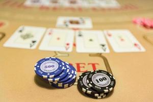 fiches e carte da gioco su una roulette da tavolo da gioco foto