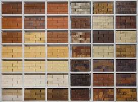 mensole con mattoni di vari colori. muro di mattoni foto