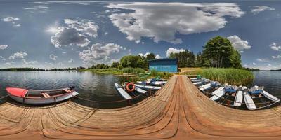 stazione dei battelli sul lago in una giornata di sole. panorama completo a 360 gradi in proiezione sferica equirettangolare foto