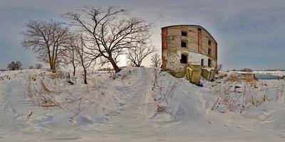 panorama completo a 360 gradi in proiezione sferica equirettangolare vecchio mulino medievale abbandonato in inverno, contenuto vr foto