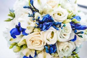 bellissimo bouquet da sposa di rose bianche e blu foto