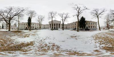 panorama invernale vicino all'antico castello medievale. panorama sferico completo a 360 per 180 gradi senza soluzione di continuità in proiezione equirettangolare. skybox per contenuti di realtà virtuale foto