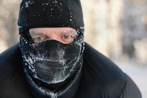 uomo con la maschera in inverno foto