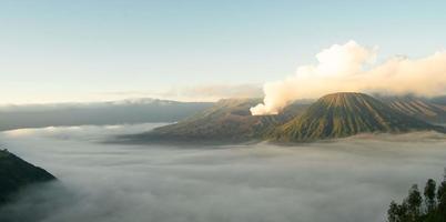 vista del vulcano bromo al mattino prima dell'alba foto