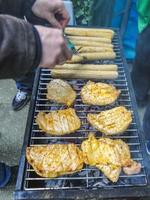 preparazione barbecue barbecue falò e salsicce carne bistecca pollo germania. foto
