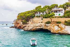 Maiorca baleares spagna 2018 baia, scogliere e spiaggia cala santanyi, Maiorca isole baleari spagna. foto