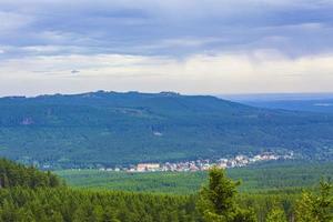 vista panoramica sul paesaggio montano del wurmberg braunlage harz germania. foto