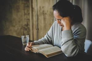 donna con la Bibbia foto