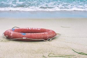 salvagente in spiaggia foto