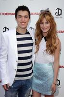 Los Angeles, 22 aprile - Remy Thorne, Bella Thorne arriva alla premiere di Iceman presso i teatri di Arclight Hollywood il 22 aprile 2013 a Los Angeles, California foto