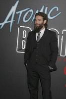 los angeles 24 luglio - sam hargrave all'atomic blonde los angeles premiere al teatro at ace hotel il 24 luglio 2017 a los angeles, ca foto