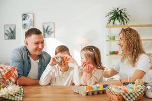 sulla cucina. famiglia felice che celebra insieme le vacanze di pasqua foto