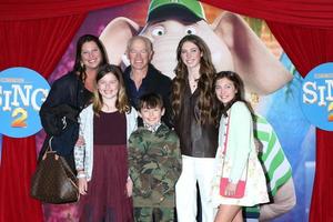 los angeles 12 dicembre - ruve mcdonough, neal mcdonough, famiglia alla prima di cantare 2 al teatro greco il 12 dicembre 2021 a los angeles, ca foto