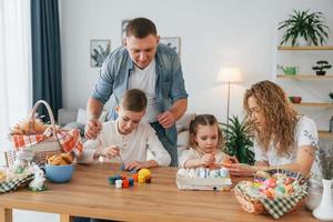 quattro persone. famiglia felice che celebra insieme le vacanze di pasqua foto