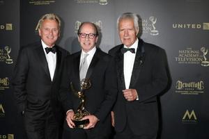 los angeles - 29 aprile pat sajak, harry friedman, alex trebek ai premi emmy diurni creativi 2017 presso l'auditorium civico di pasadena il 29 aprile 2017 a pasadena, ca foto