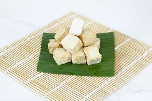 tofu di pesce, polpetta gialla di forma quadrata. foto
