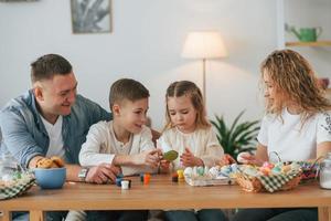 quattro persone. famiglia felice che celebra insieme le vacanze di pasqua foto