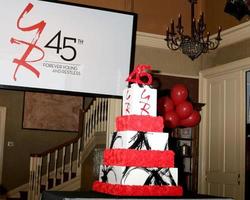 los angeles 26 marzo - torta per il 45° anniversario di ynr, atmosfera presso i giovani e gli irrequieti celebrano il 45° anniversario alla città della televisione cbs il 26 marzo 2018 a los angeles, ca foto