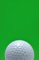 pallina da golf con sfondo verde foto