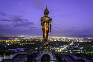 statua dorata del buddha nel tempio di Khao noi, provincia di Nan, Tailandia