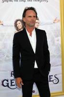 los angeles 25 luglio - walton goggins alla prima proiezione delle gemme giuste al teatro paramount il 25 luglio 2019 a los angeles, ca foto