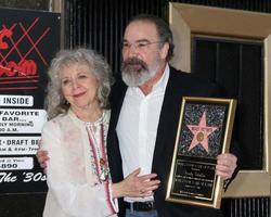 los angeles 12 febbraio - kathryn grody, mandy patinkin alla cerimonia della star di mandy patinkin sulla hollywood walk of fame il 12 febbraio 2018 a los angeles, ca foto