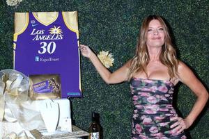 los angeles 13 giugno - michelle stafford con la maglia la sparks al 48° premio emmy diurno regalando foto il 13 giugno presso gli ati studios il 13 giugno 2021 a burbank, ca