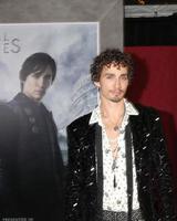 los angeles dec 5 - robert sheehan al mortal motori los angeles premiere al teatro del villaggio il 5 dicembre 2018 a westwood, ca foto