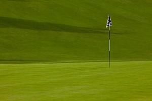 golf verde con bandiera foto