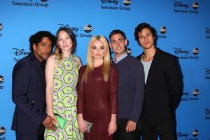 los angeles 4 agosto - naveen andrews, sophie lowe, emma rigby, michael socha, peter gadiot arriva all'abc summer 2013 tca party al beverly hilton hotel il 4 agosto 2013 a beverly hills, ca foto