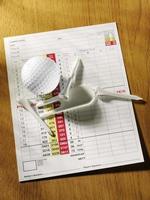 carta del punteggio di golf su una scrivania in legno foto