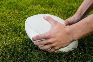 giocatore di rugby raccogliendo palla foto