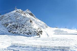 impianti di risalita e recinzioni neve nelle Alpi austriache foto
