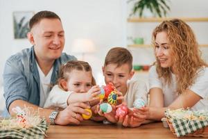 padre, madre, figlio e figlia. famiglia felice che celebra insieme le vacanze di pasqua foto