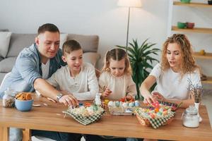 quattro persone. famiglia felice che celebra insieme le vacanze di pasqua foto