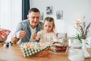 felice padre e figlia che celebrano insieme le vacanze di pasqua foto